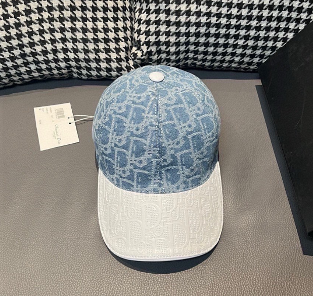 Chanel – Casquette Monogram Logo Metal