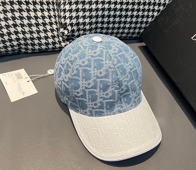 Chanel – Casquette Monogram Logo Metal