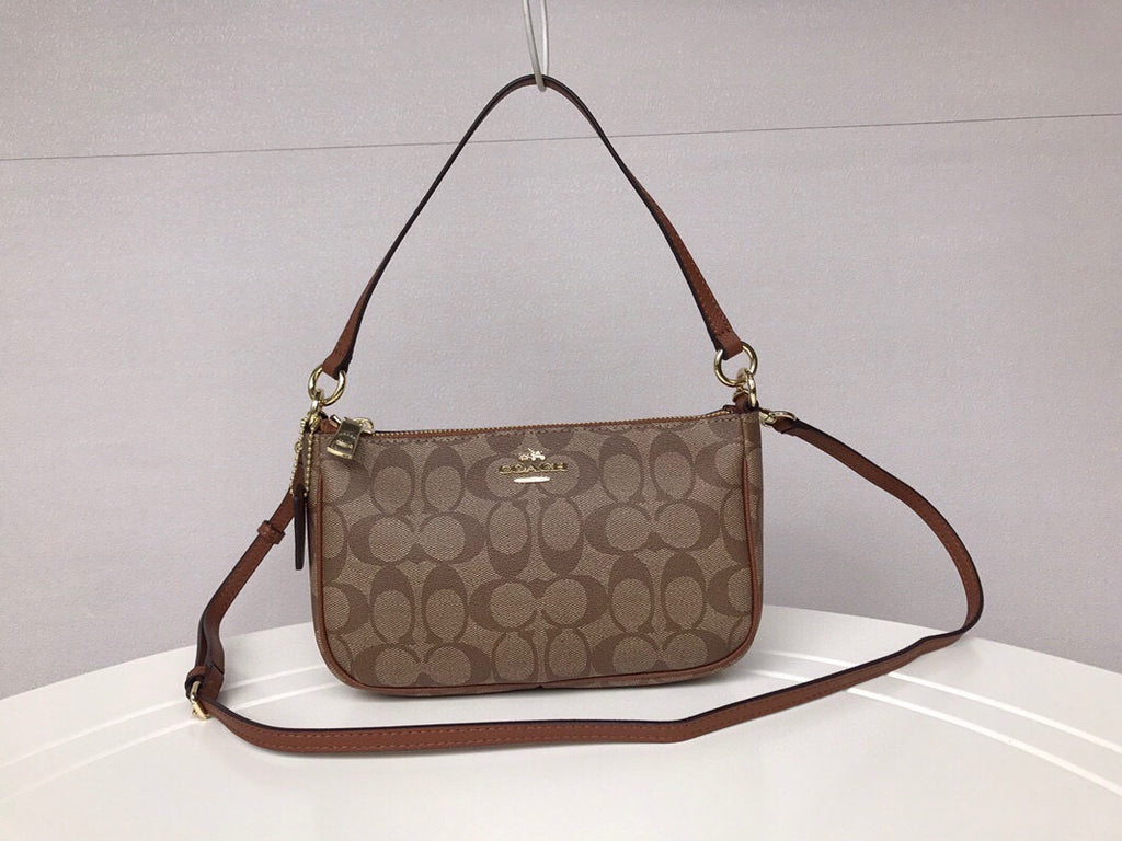 Le Coach Nolita 19 est un petit sac carré amélioré,