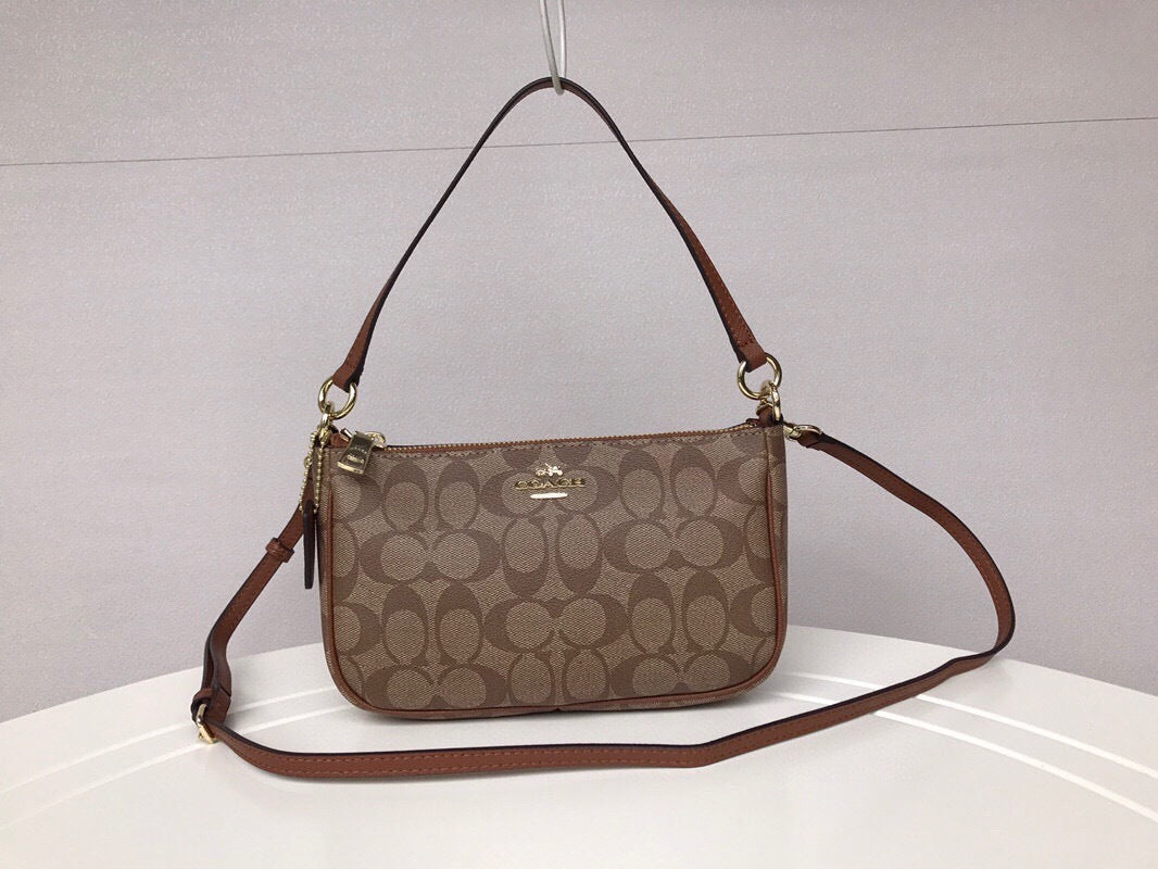 Le Coach Nolita 19 est un petit sac carré amélioré,
