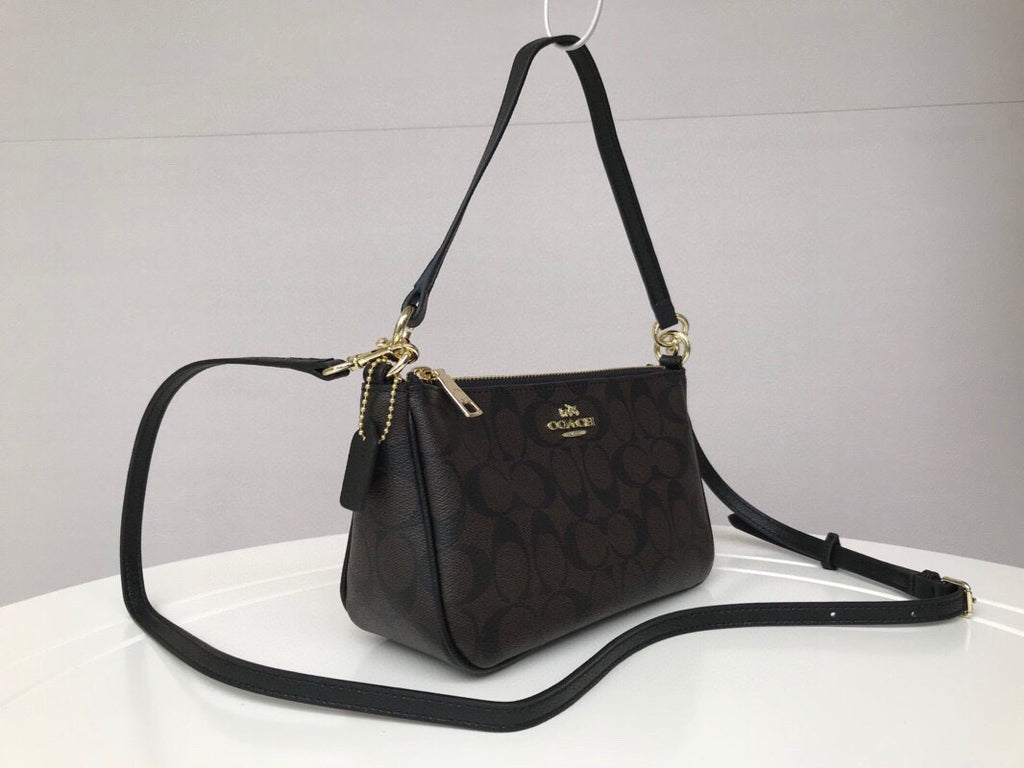 Le Coach Nolita 19 est un petit sac carré amélioré,