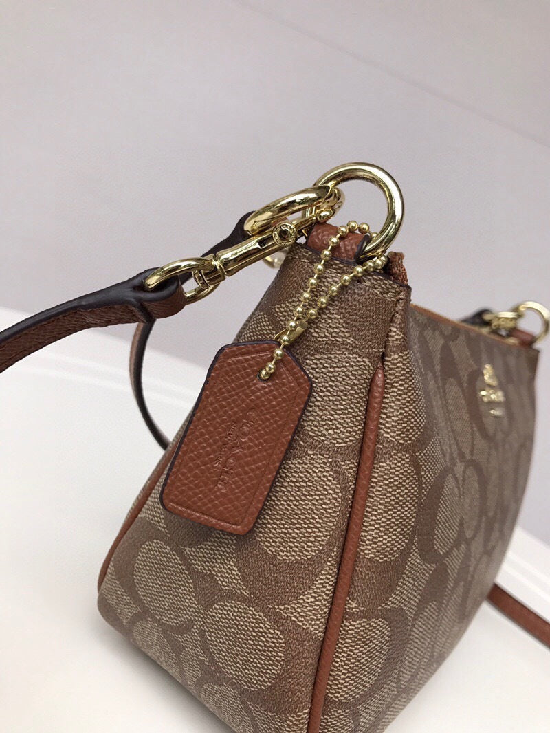 Le Coach Nolita 19 est un petit sac carré amélioré,