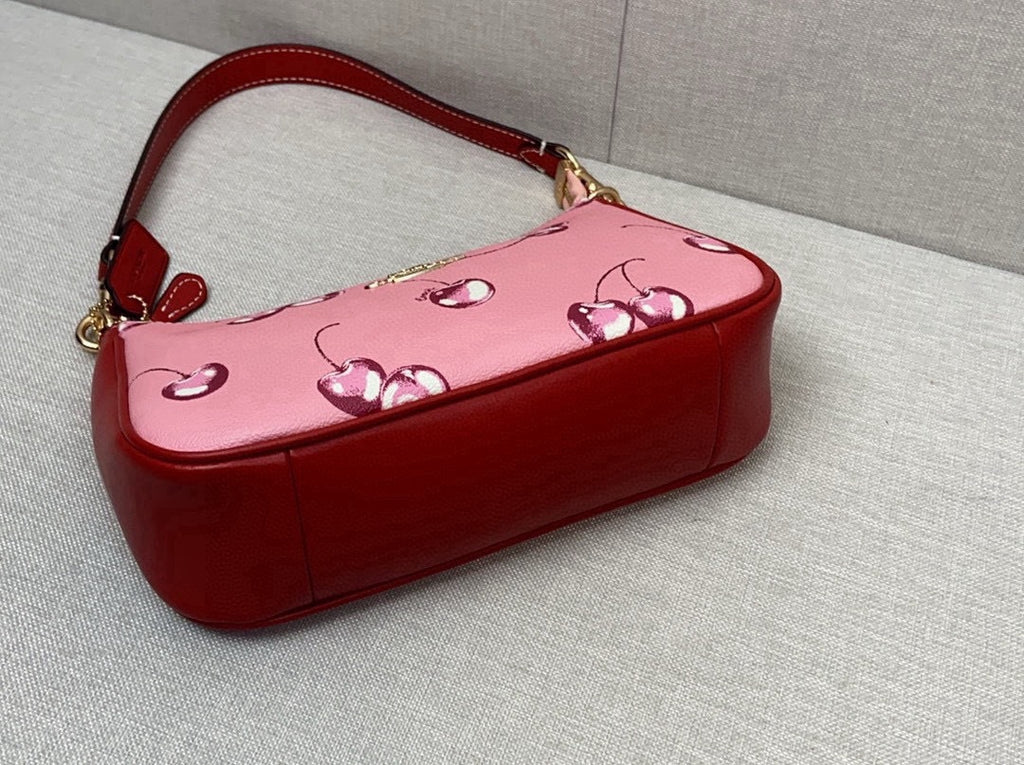 Découvrez le Sac Coach CB2909, un modèle élégant avec un motif unique de cerises rouges.