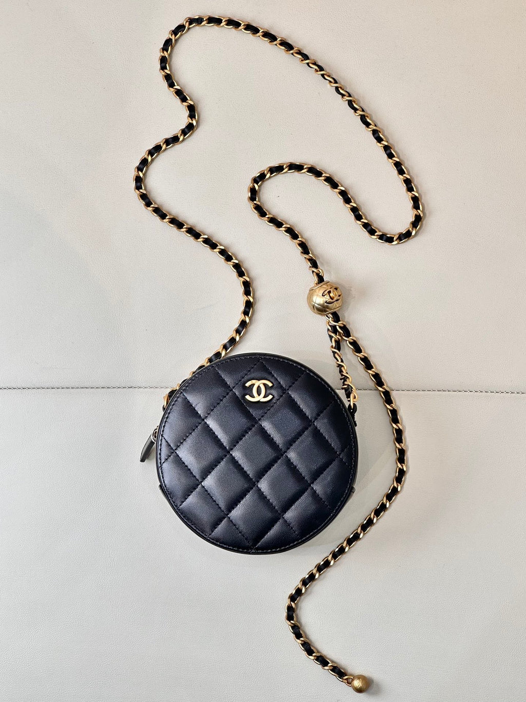 Sac rond matelassé avec chaîne