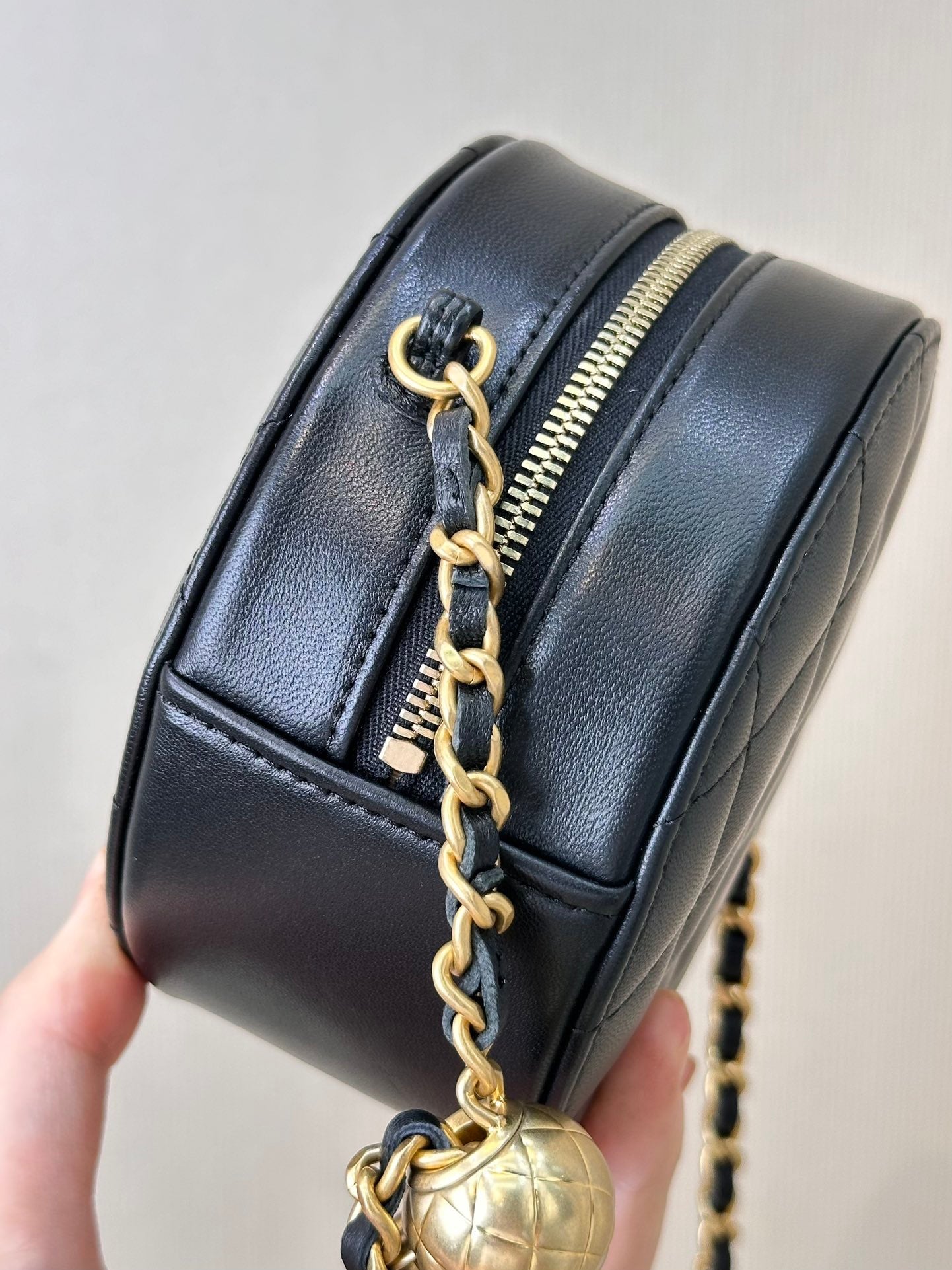 Sac rond matelassé avec chaîne